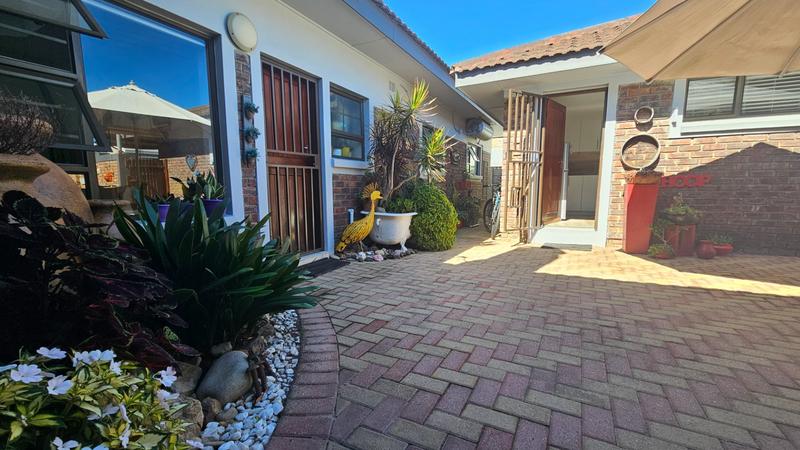 6 Bedroom Property for Sale in Fraaiuitsig Western Cape